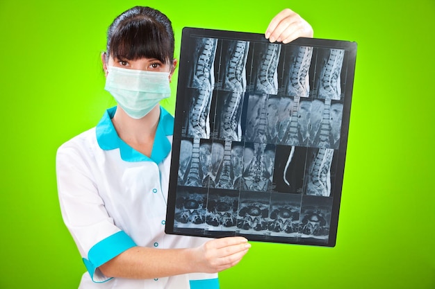 Médecin avec radiographie sur fond vert
