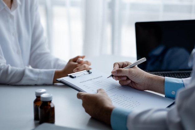 Le médecin recommande des médicaments aux patients après avoir été examiné et diagnostiqué par le médecin du patient le concept de traitement et de distribution de médicaments symptomatiques par le pharmacien