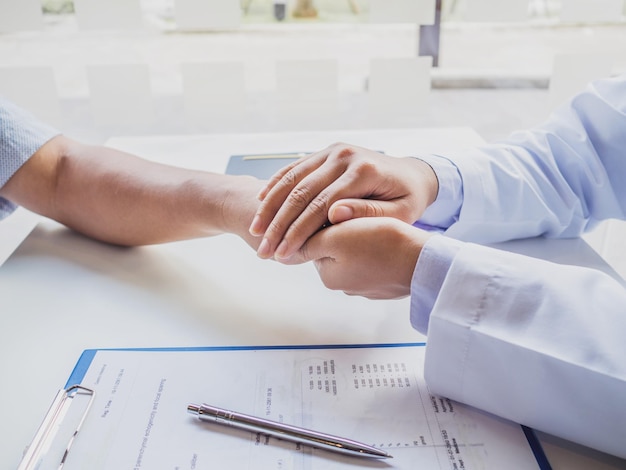 Un médecin réconforte un patient à l'hôpital.