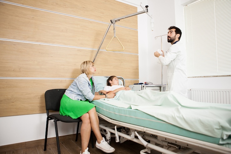 Photo médecin rendant visite à son patient dans la chambre d'hôpital où se trouvent une fille et sa mère