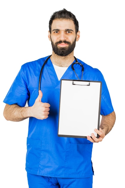 Médecin en robe bleue avec stéthoscope pointant vers le presse-papiers isolé sur fond blanc