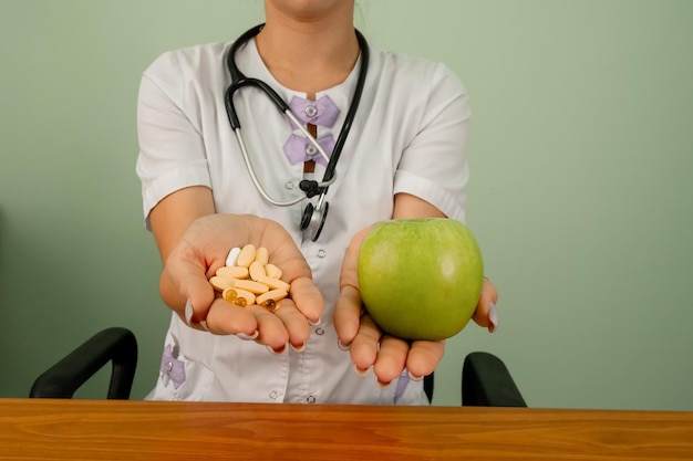 Médecin en robe médicale offrant des alternatives pomme fraîche ou pilules