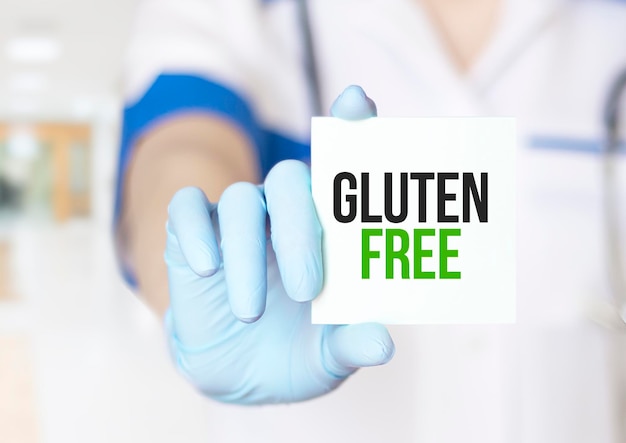 Médecin sans gluten avec du papier sur fond blanc