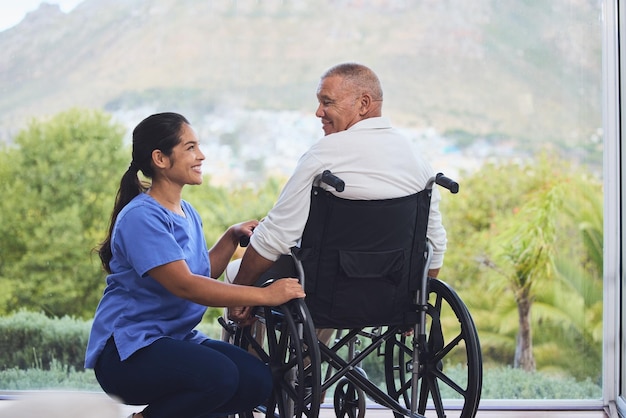 Médecin de santé handicapé et patient âgé avec le soutien d'une infirmière médicale en fauteuil roulant Homme âgé handicapé consultant une infirmière ou un soignant heureux après un accident dans une maison de retraite