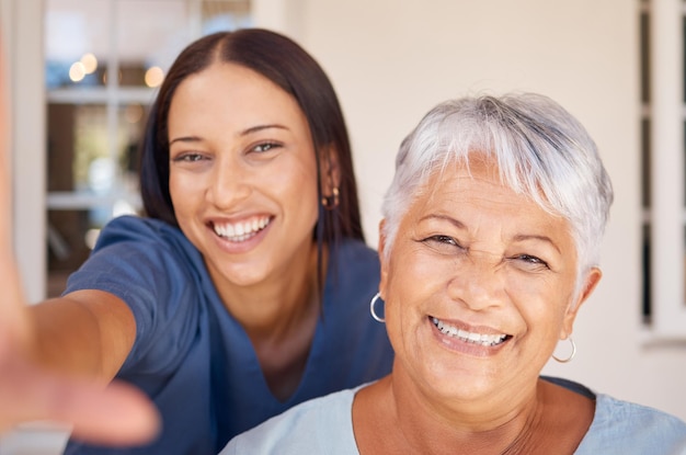 Médecin de la santé et portrait de selfie avec un patient âgé dans le salon se liant lors de l'examen dans un établissement de vie assistée Faites confiance aux soins et aux soins infirmiers par un gardien amical se détendre ensemble