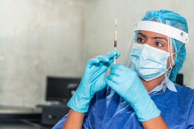 Un médecin se prépare à administrer une injection