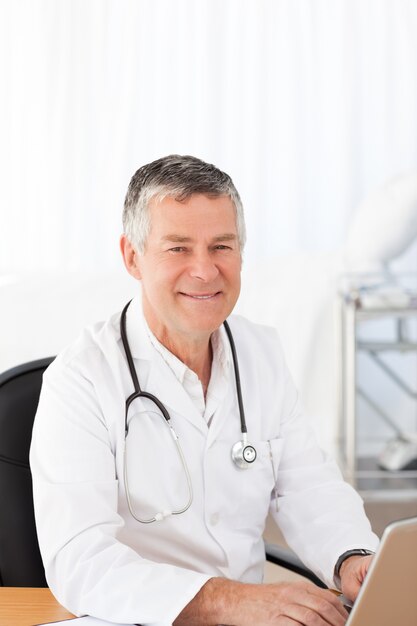 Un médecin senior dans son bureau