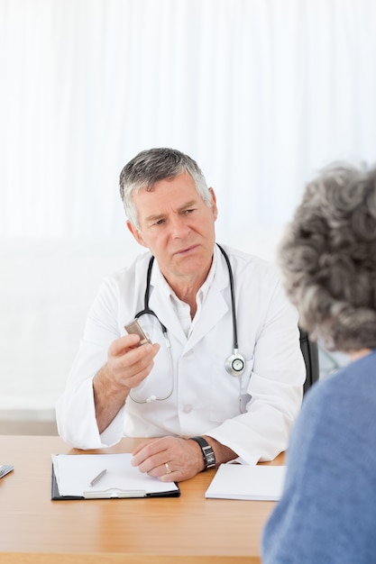 Un médecin senior parle avec son patient