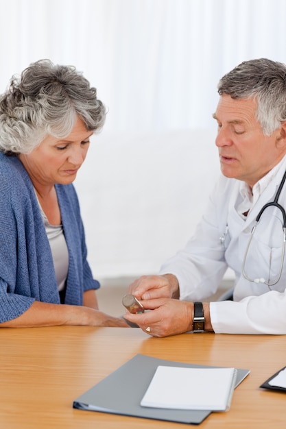 Un médecin senior avec son patient dans son bureau