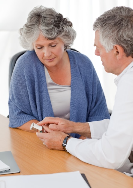 Un médecin senior avec son patient dans son bureau