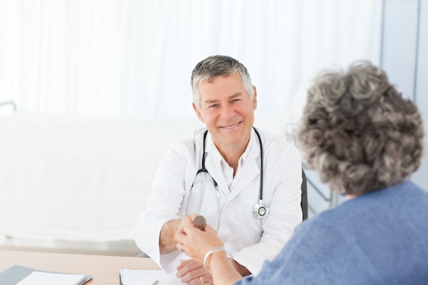 Photo un médecin senior avec son patient