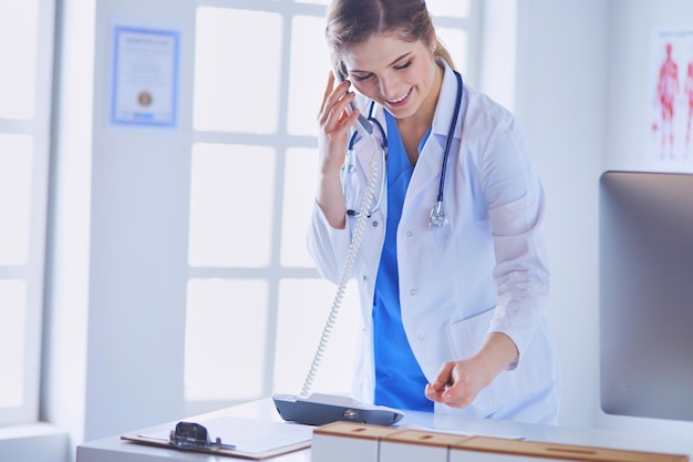 Médecin sérieux au téléphone dans son bureau