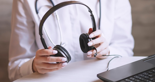 Médecin sérieux au téléphone dans son bureau