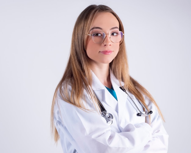 Médecin sérieux avec des lunettes, blonde