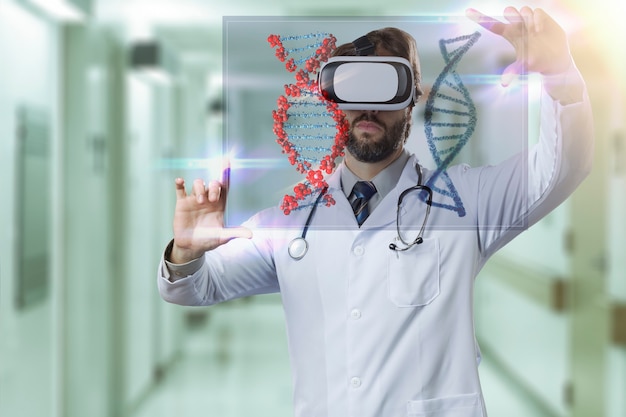 Médecin de sexe masculin dans un hôpital, à l'aide de lunettes de réalité virtuelle, regardant un ADN virtuel