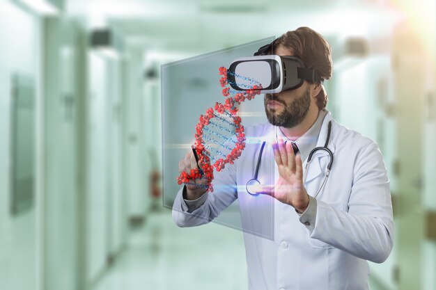 Médecin de sexe masculin dans un hôpital, à l'aide de lunettes de réalité virtuelle, regardant un ADN virtuel
