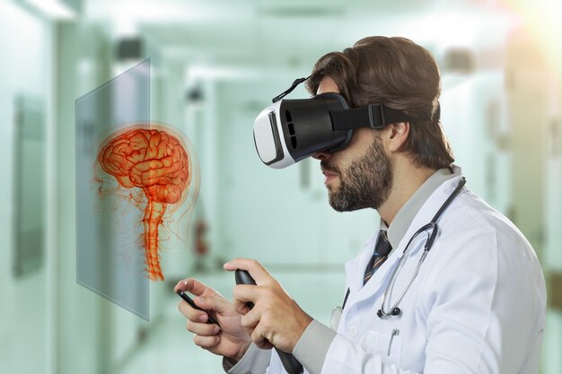 Médecin de sexe masculin dans un hôpital, à l'aide de lunettes de réalité virtuelle, regardant un cerveau virtuel