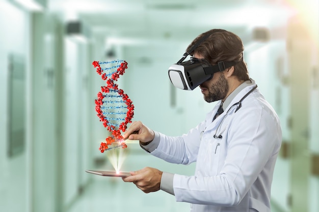 Médecin de sexe masculin dans un hôpital, regardant un ADN virtuel sortant d'une tablette