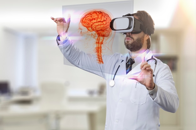 Médecin de sexe masculin dans son bureau, à l'aide de lunettes de réalité virtuelle, regardant un cerveau virtuel