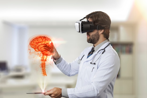 Médecin de sexe masculin dans son bureau, regardant un cerveau virtuel sortant d'une tablette