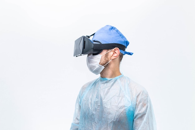 un médecin de sexe masculin explore la réalité virtuelle portant un casque vr