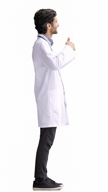 Photo un médecin de sexe masculin en manteau blanc sur un fond blanc montre un signe de pouce vers le haut