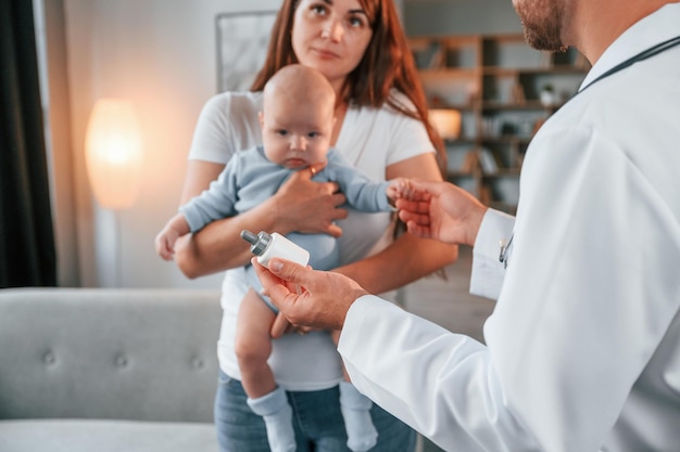 Un médecin de sexe masculin prend soin du nouveau-né de la femme à l'intérieur