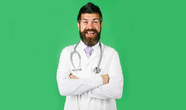 Médecin de sexe masculin souriant avec les bras croisés beau médecin barbu en blouse de laboratoire avec stéthoscope