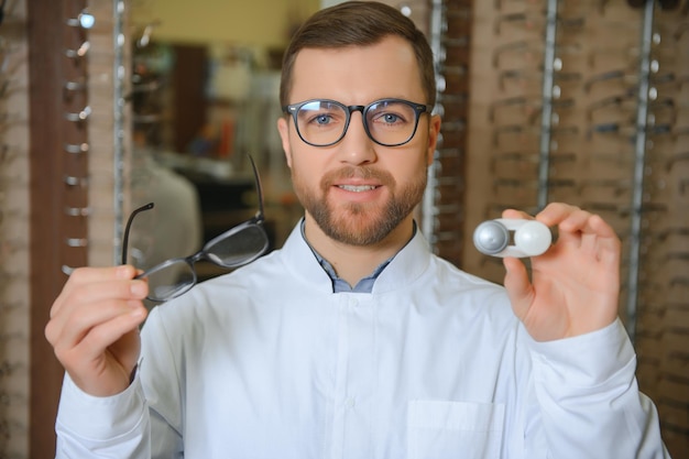 Médecin de sexe masculin tenant un étui à lentilles de contact et des lunettes à l'intérieur