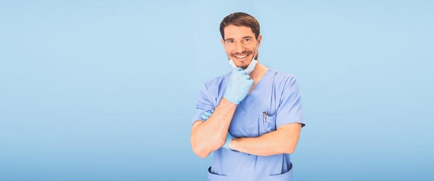 Médecin de sexe masculin en uniforme médical sur le fond bleu