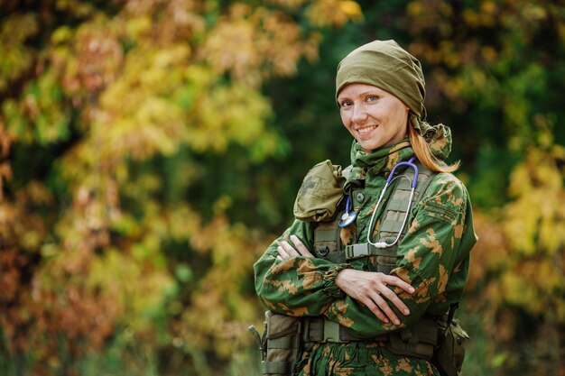 Médecin soldat russe en uniforme de l'armée de camouflage universel et stéthoscope