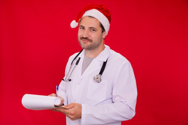 médecin souriant en chapeau de père Noël