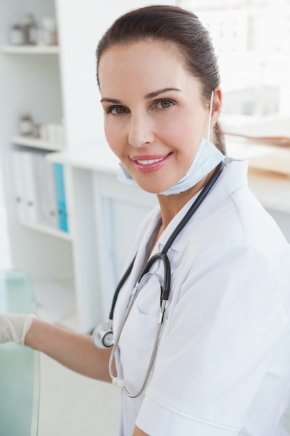 Médecin souriant dans son bureau