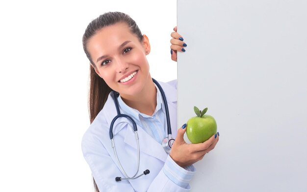 Médecin souriant avec pomme et bannière vierge