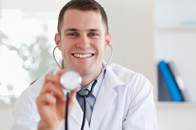 Médecin souriant avec stéthoscope