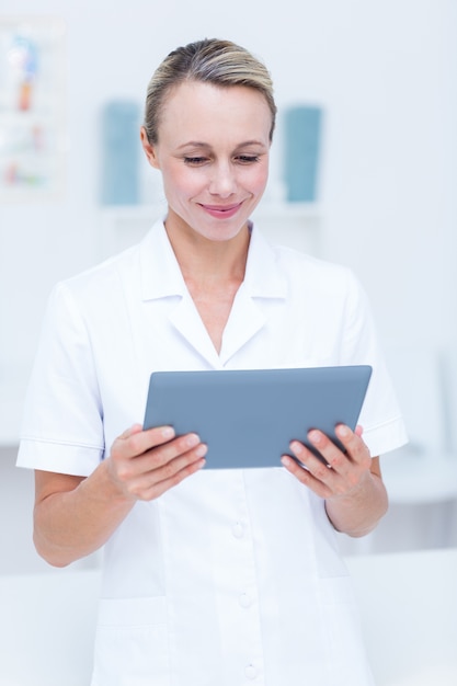 Médecin souriant avec tablette