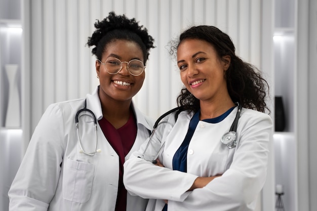 Photo médecin souriant vue de face avec des manteaux