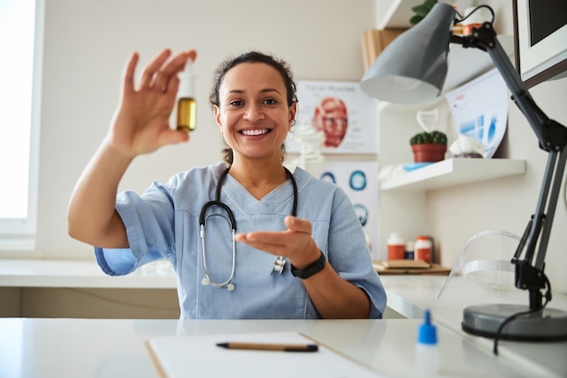 Médecin spécialiste faisant la promotion d'un spray pour le nez