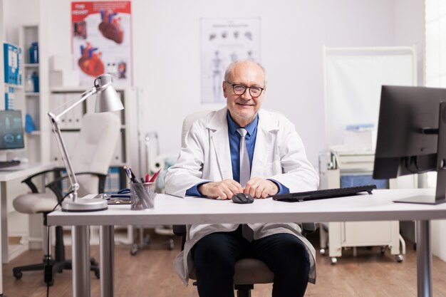 Médecin spécialiste portant une blouse blanche dans une armoire d'hôpital. Médecin souriant.