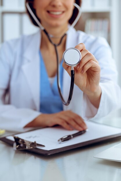 Médecin avec un stéthoscope dans les mains, gros plan. Médecin prêt à examiner et à aider le patient. Concept de médecine, de soins de santé et d'aide.