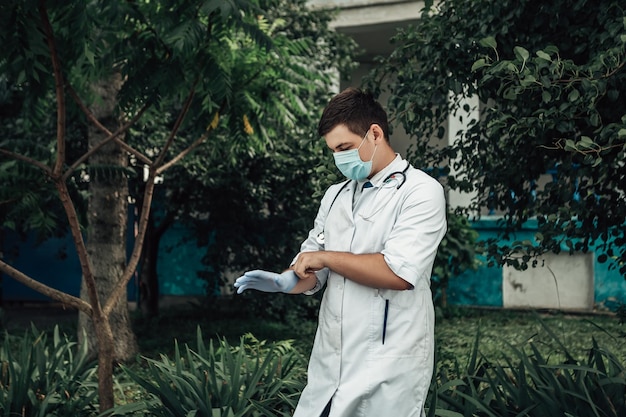 Médecin avec stéthoscope debout à l'extérieur