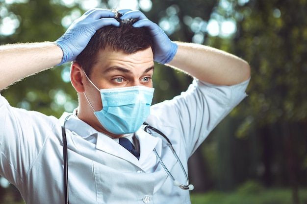 Médecin avec stéthoscope debout à l'extérieur