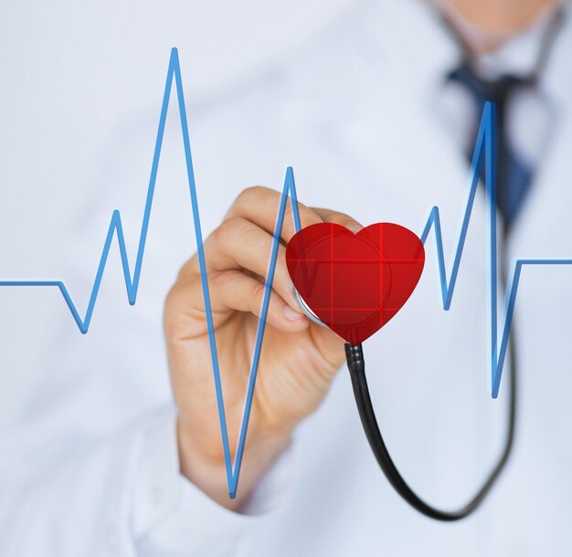 médecin avec stéthoscope écoutant les battements cardiaques sur écran virtuel