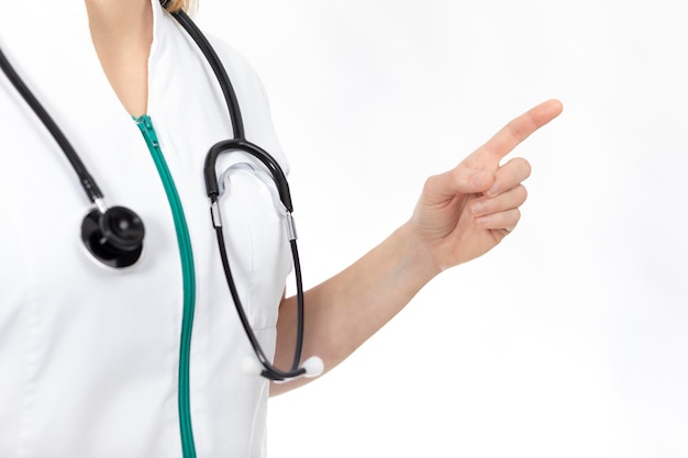 Médecin avec stéthoscope indiquant ou pointant du doigt.