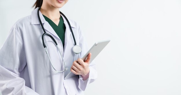 Médecin avec stéthoscope et tablette numérique