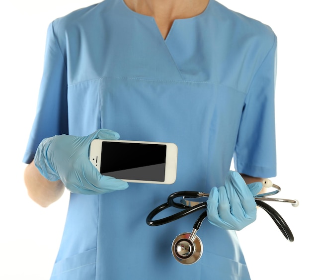 Médecin avec stéthoscope et téléphone intelligent isolé sur blanc