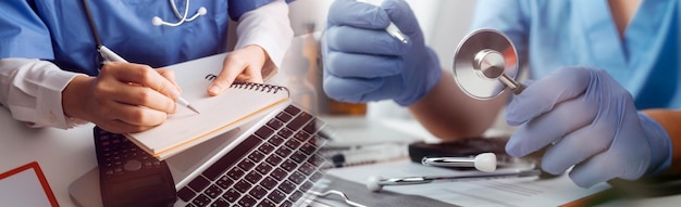 Médecin et stéthoscope touchant la connexion au réseau médical d'icône avec une interface moderne sur une tablette numérique en arrière-plan de l'hôpital Concept de réseau de technologie médicale
