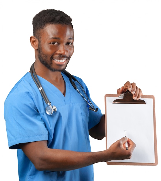 Médecin avec tableau à feuilles mobiles isolé sur blanc