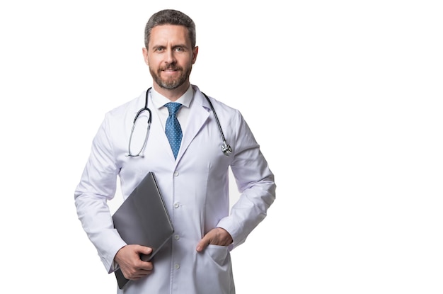 Médecin de télésanté isolé sur blanc Homme médical tenant un ordinateur portable Soins de télésanté Ehealth Emedicine