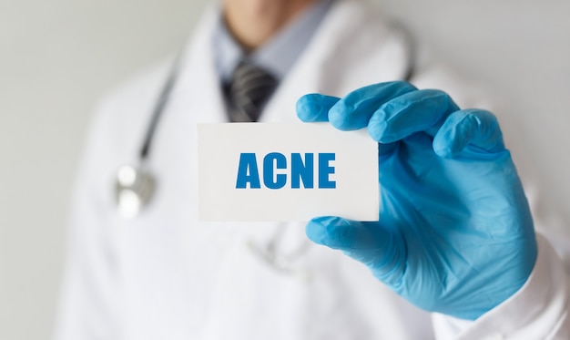 Médecin Tenant Une Carte Avec Texte Acne, Concept Médical